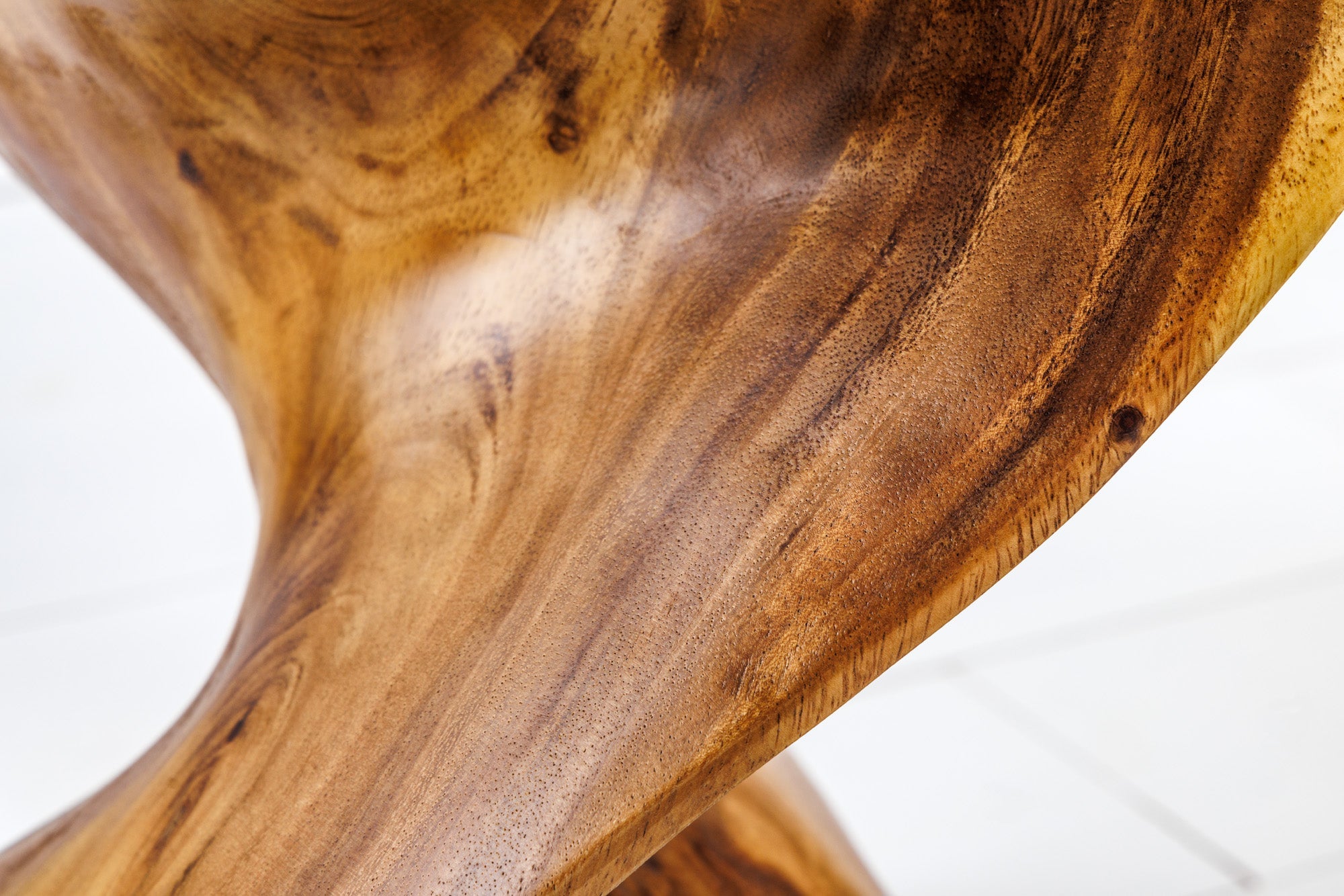 HELIX Mesa auxiliar escultórica de 30cm en madera natural de Suar hecha a mano en Bali taburete