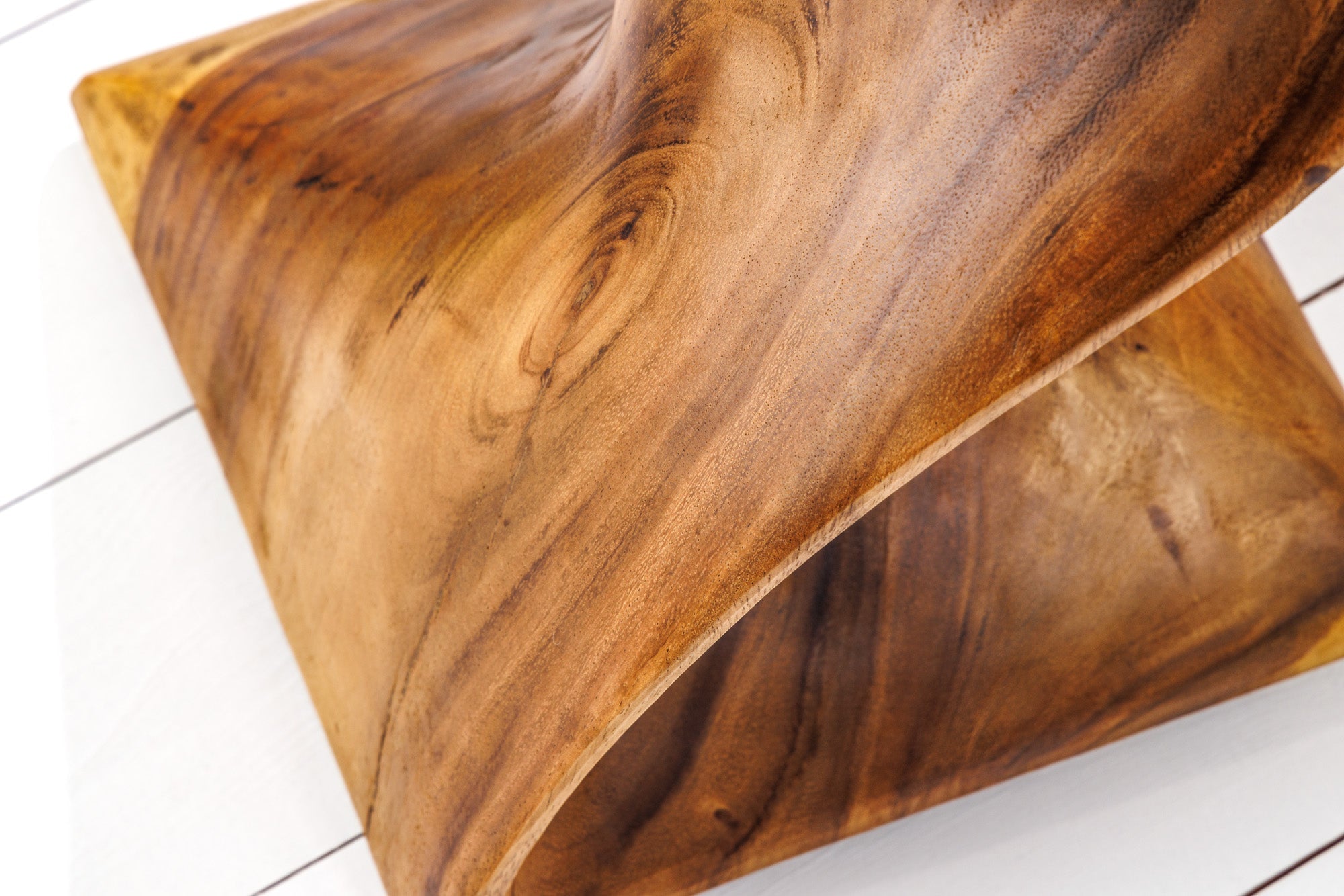 HELIX Mesa auxiliar escultórica de 30cm en madera natural de Suar hecha a mano en Bali taburete