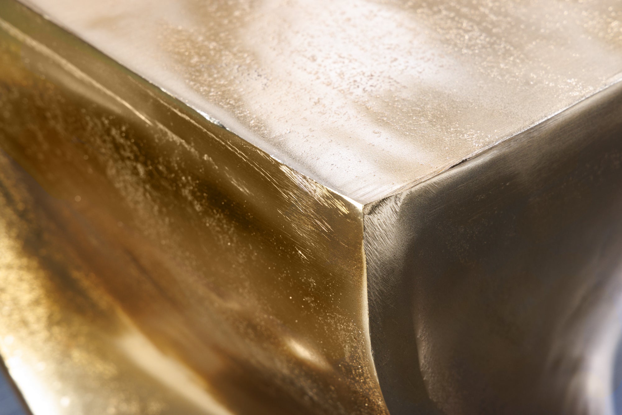 TWIST Mesa auxiliar escultórica de 45cm en aluminio dorado taburete hecho a mano mesita de noche