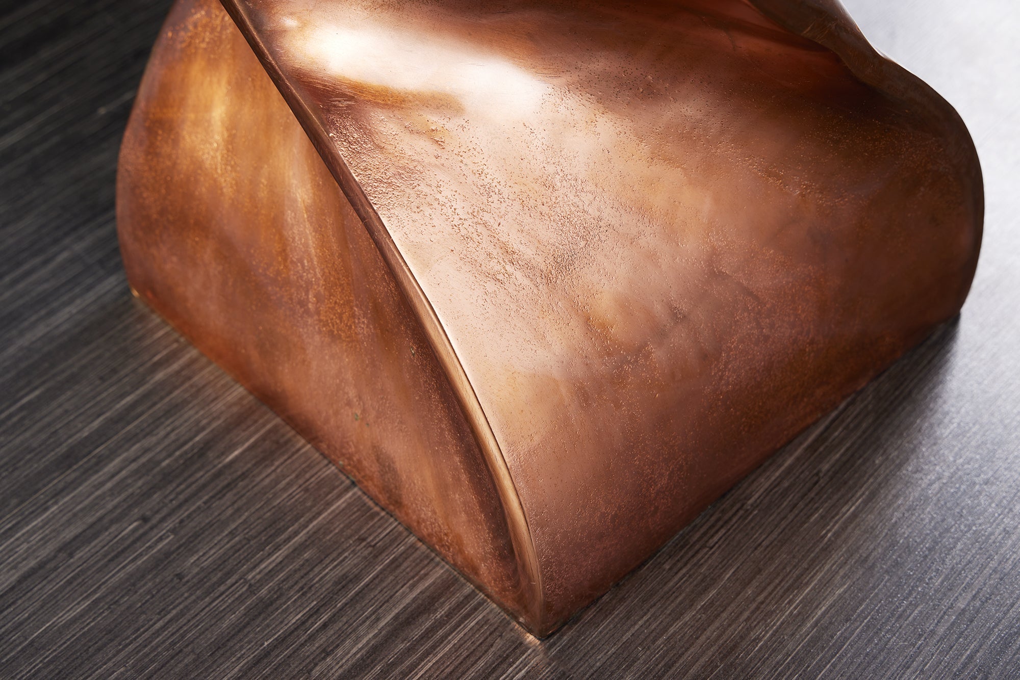 Table d'appoint sculpturale TWIST 45cm table de chevet artisanale en métal flammé cuivré