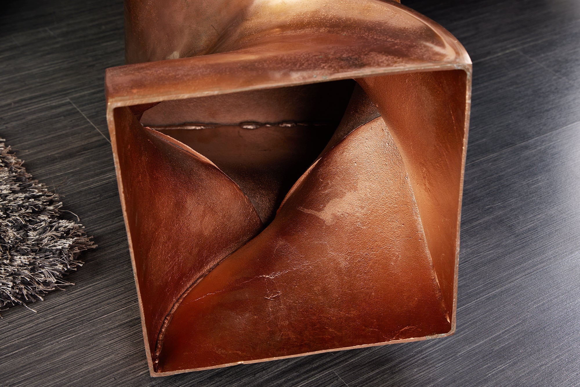 Table d'appoint sculpturale TWIST 45cm table de chevet artisanale en métal flammé cuivré