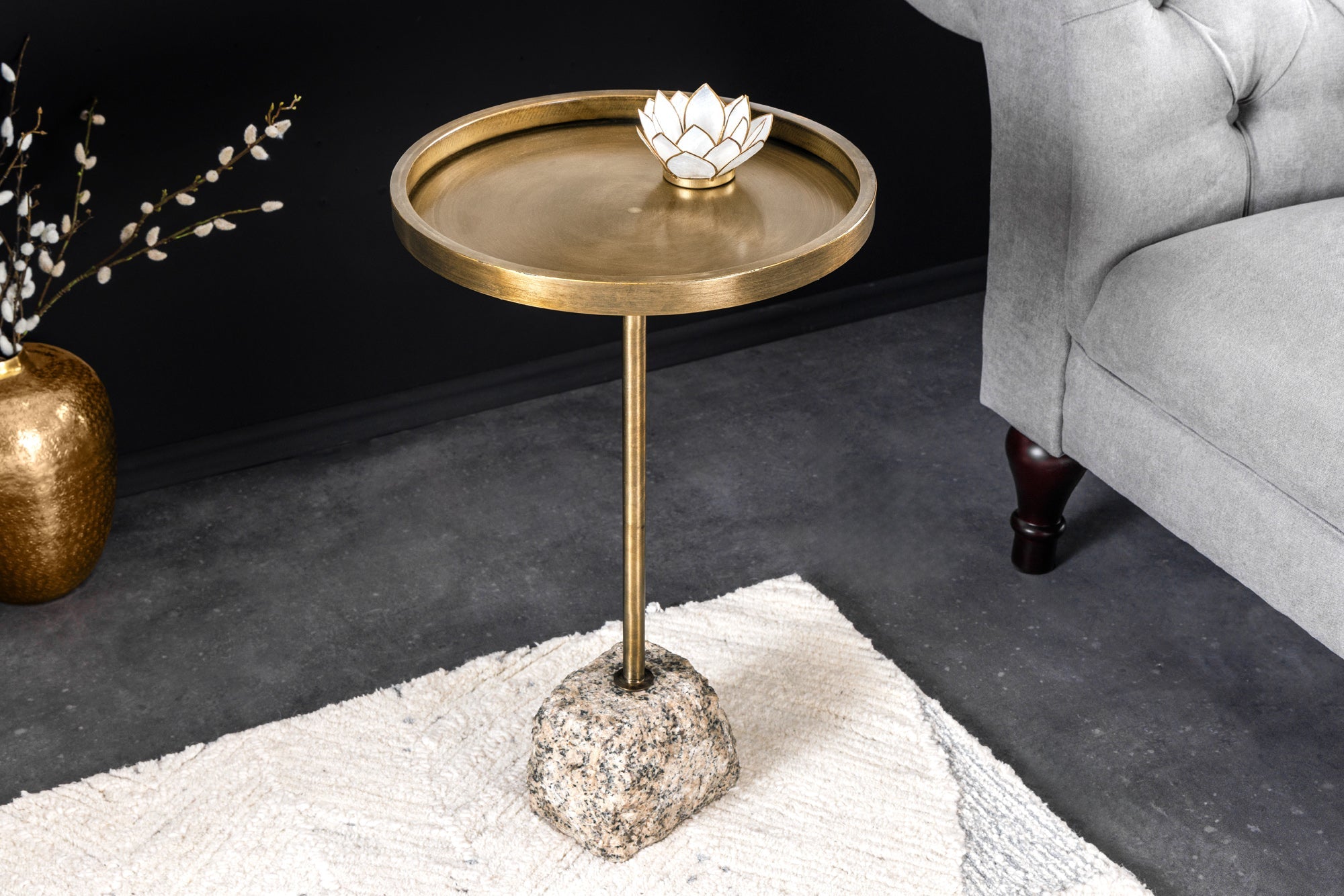 Table d'appoint TRAYFUL 60 cm, faite à la main, en laiton antique, fer et base en marbre naturel