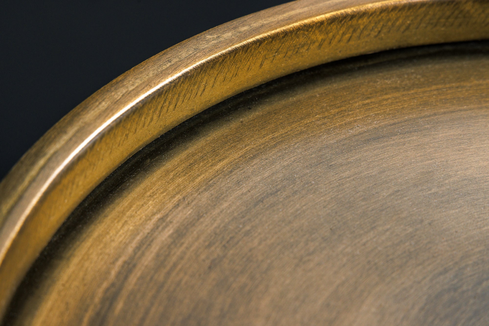 Table d'appoint TRAYFUL 60 cm, faite à la main, en laiton antique, fer et base en marbre naturel