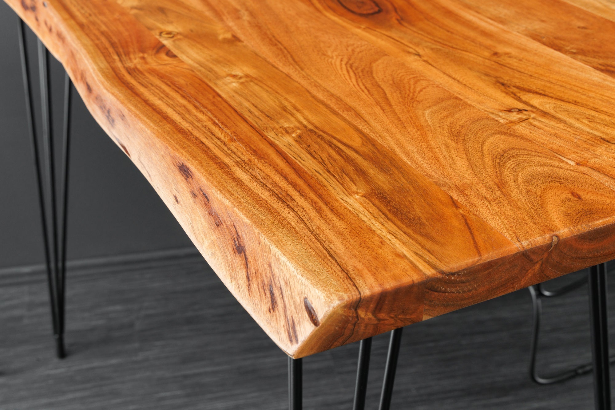 Table de bar en bois massif MAMMUT 140cm acacia naturel bord métal pieds épingle noir