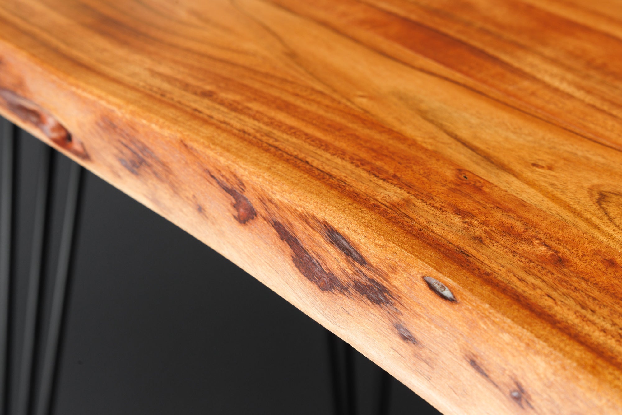 Table de bar en bois massif MAMMUT 140cm acacia naturel bord métal pieds épingle noir