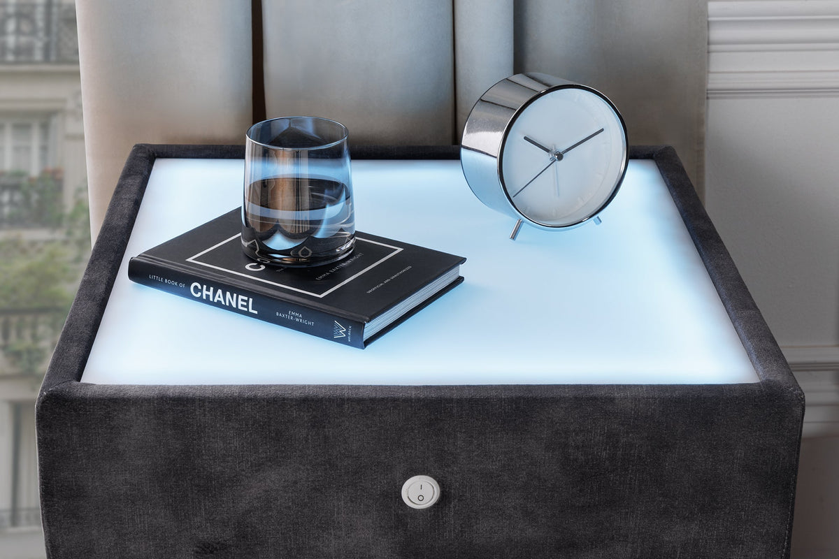 Table de chevet carrée PARIS 55cm velours gris comprenant éclairage et tiroirs