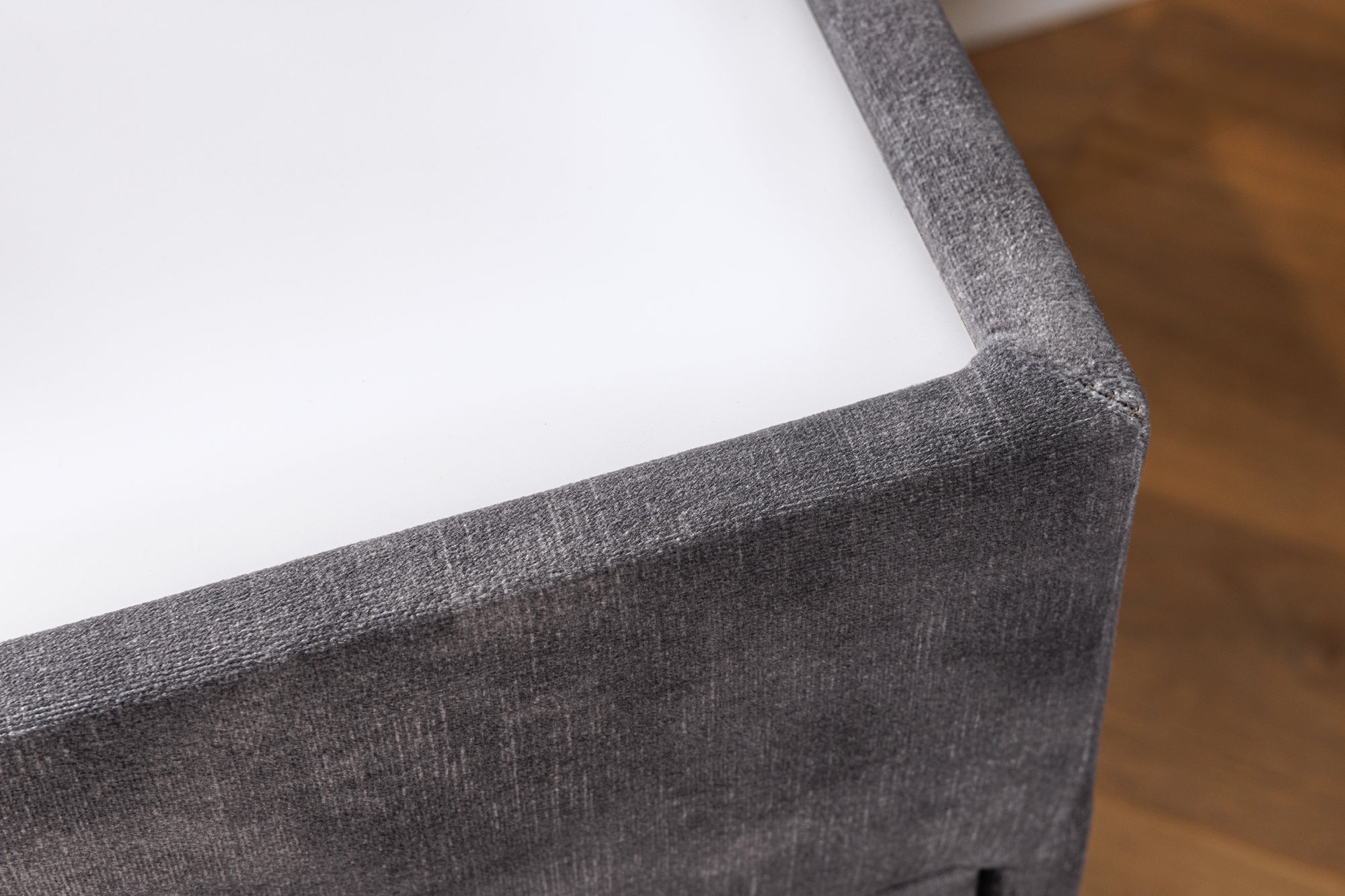 Table de chevet carrée PARIS 55cm velours gris comprenant éclairage et tiroirs