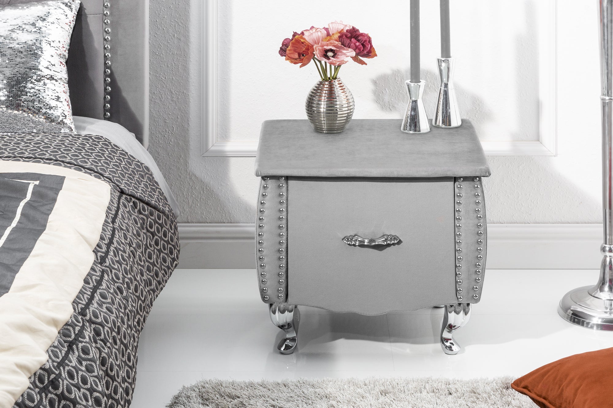 Table de chevet élégante EXTRAVAGANCIA 50cm commode de nuit en velours gris argenté avec tiroir