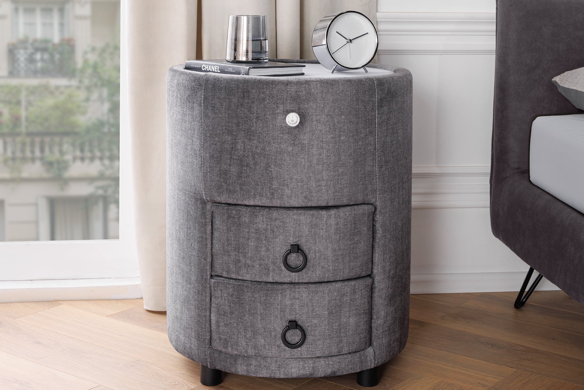 Table de chevet ronde SIGNUM 55cm tissu velours de soie gris Vogue incl. tiroirs d’éclairage