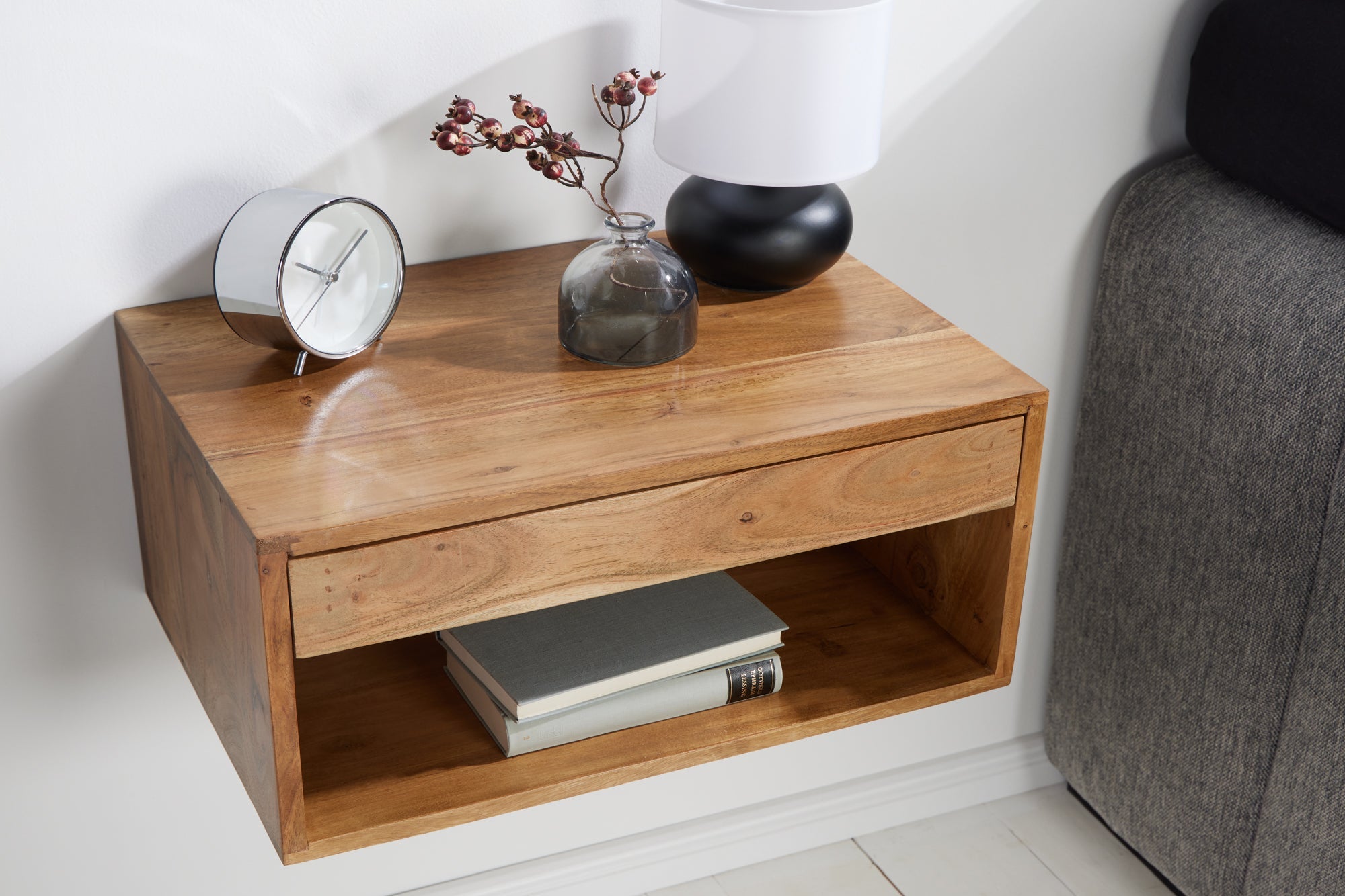 Table de chevet suspendue PURE 50cm tiroir en bois massif d’acacia marron finition miel