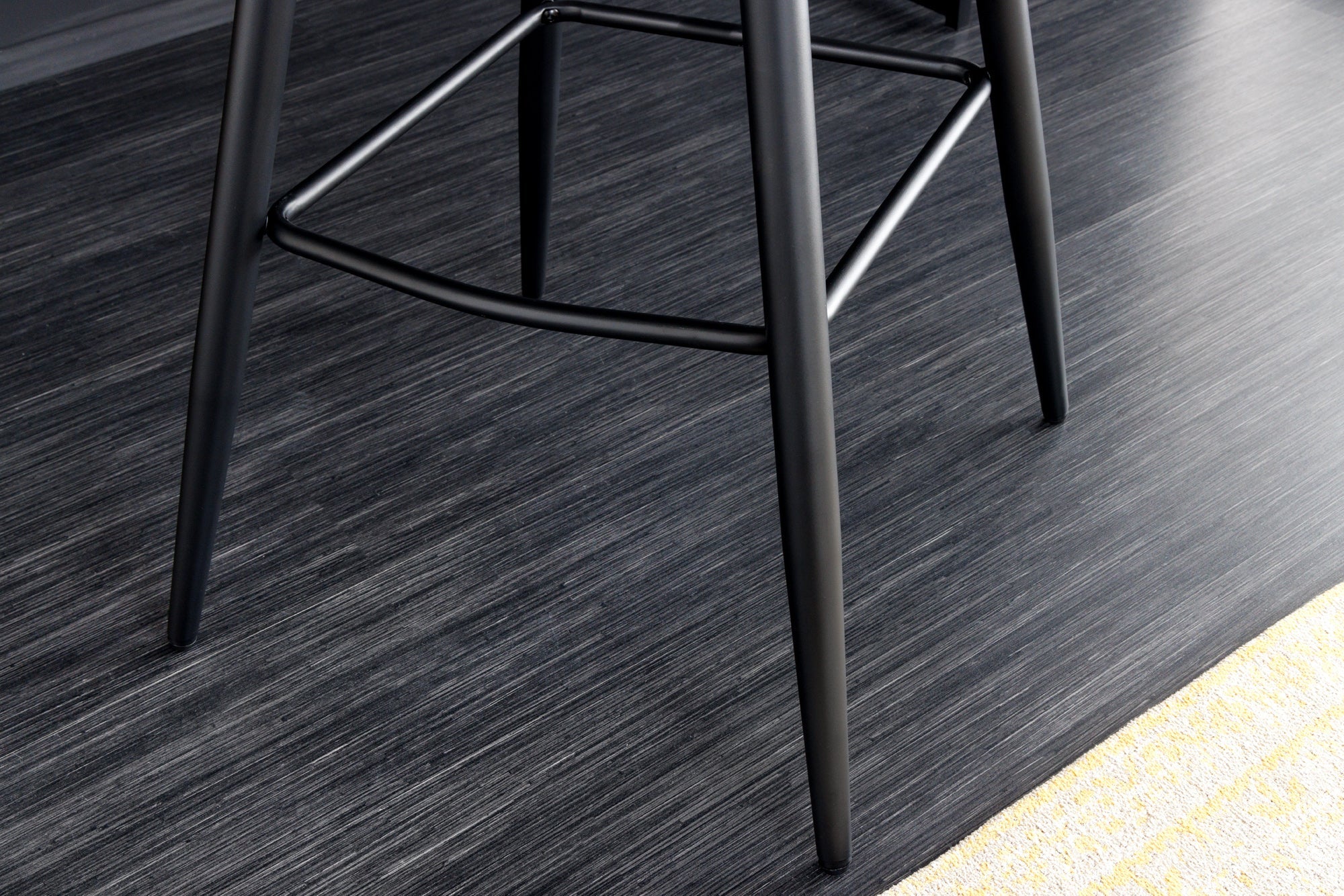 Tabouret de bar design EUPHORIA velours jaune moutarde pieds métal noir chaise de bar avec dossier
