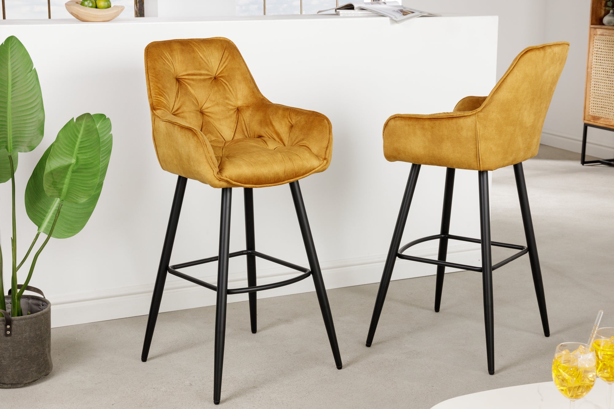 tabouret-de-bar-design-milano-chaise-de-bar-en-velours-jaune-moutarde-avec-dossier-en-metal-noir_41959 (inv)