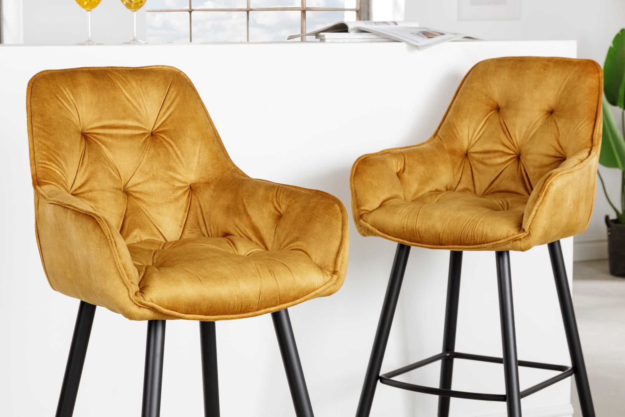 Tabouret de bar design MILANO chaise de bar en velours jaune moutarde avec dossier en métal noir