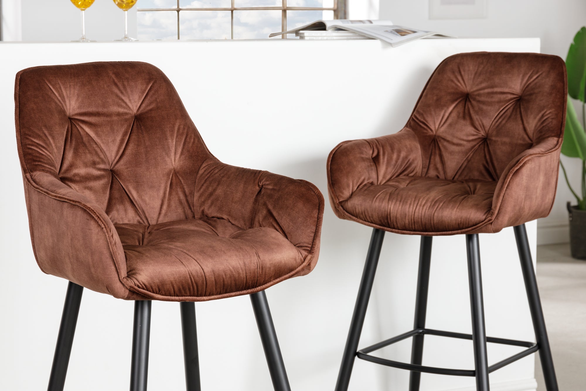 Tabouret de bar design MILANO chaise de bar en velours marron rouille avec dossier en métal matelassé Chesterfield noir