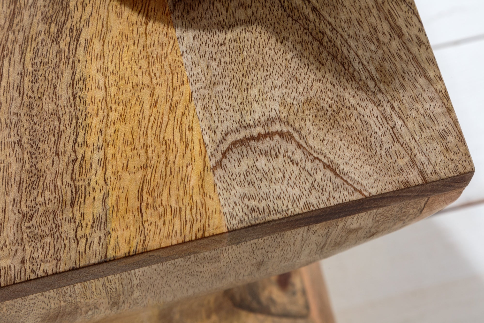 TWIST Taburete macizo de 45cm en madera de mango natural Mesa auxiliar hecha a mano