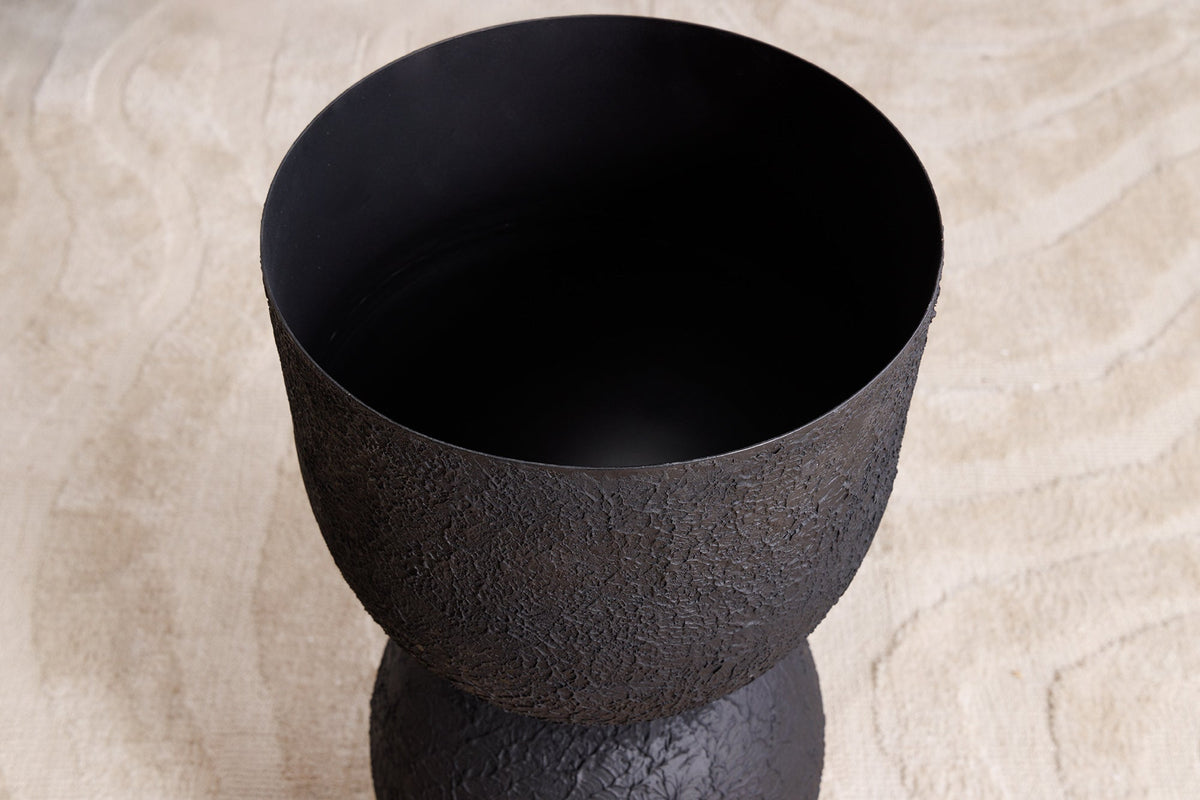 Vase moderne SANDGLASS L 55cm noir fer fait main utilisable des deux côtés
