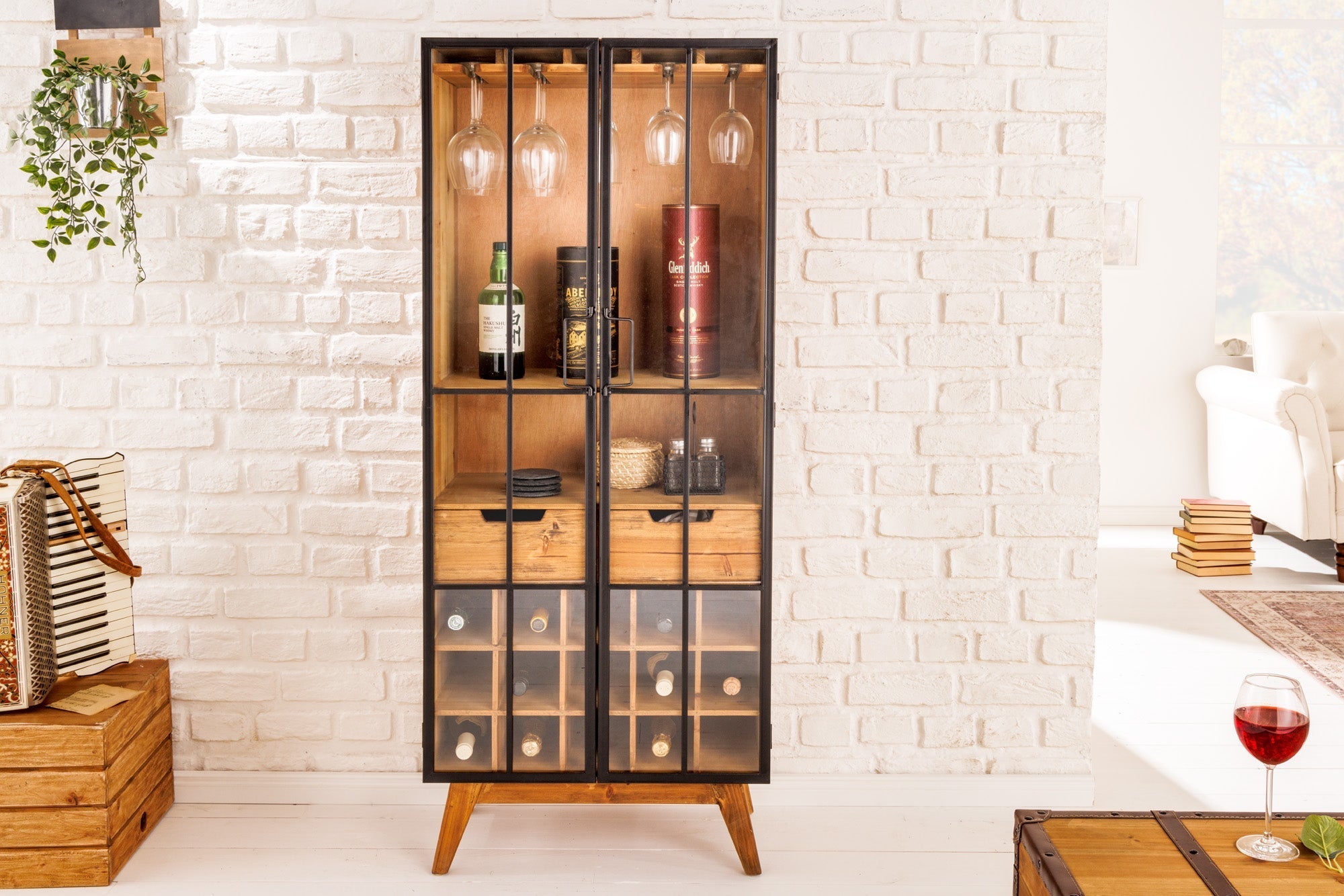 Vitrine solide SEVEN SEAS 150cm pin naturel portes industrielles meuble de bar en métal