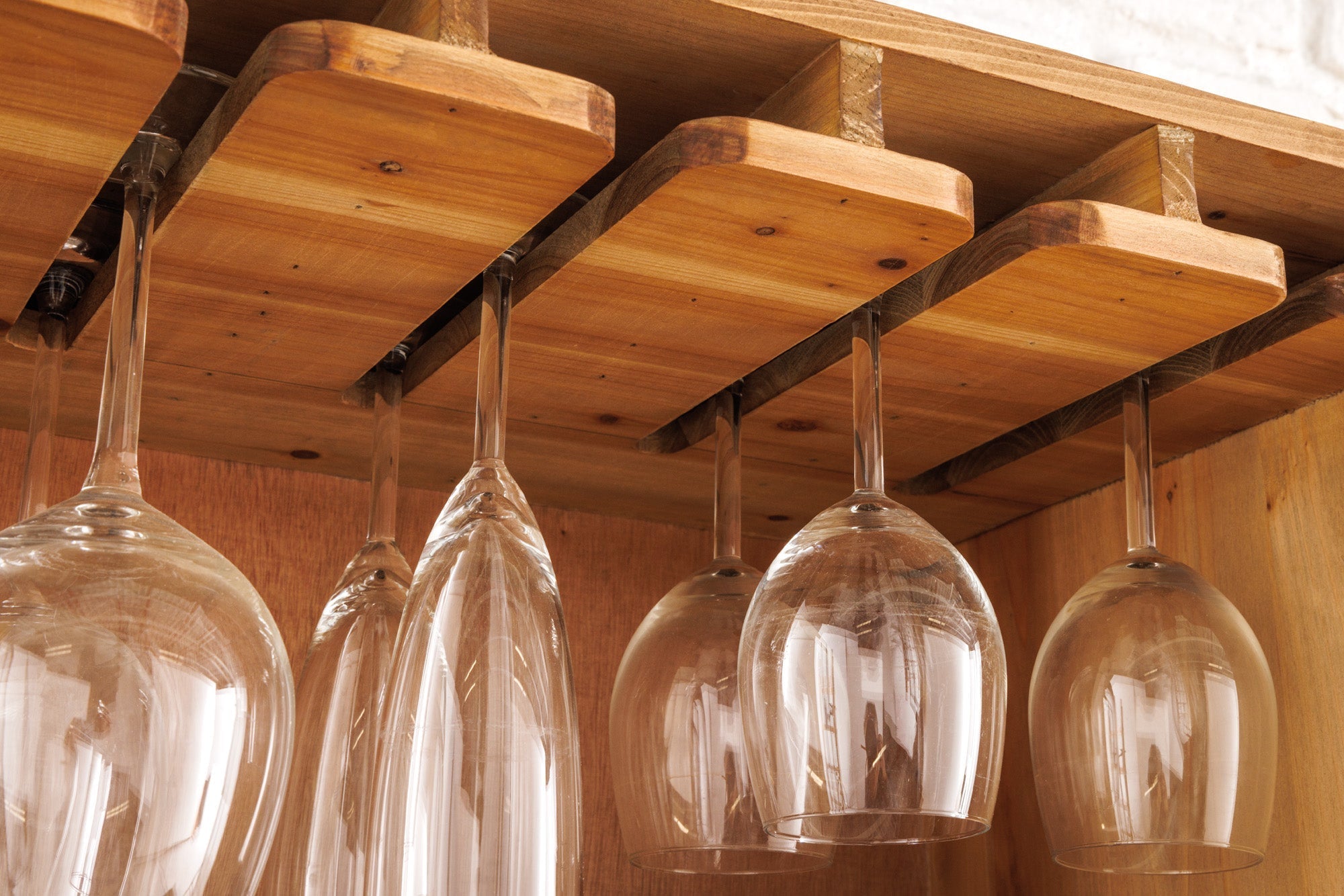 Vitrine solide SEVEN SEAS 150cm pin naturel portes industrielles meuble de bar en métal