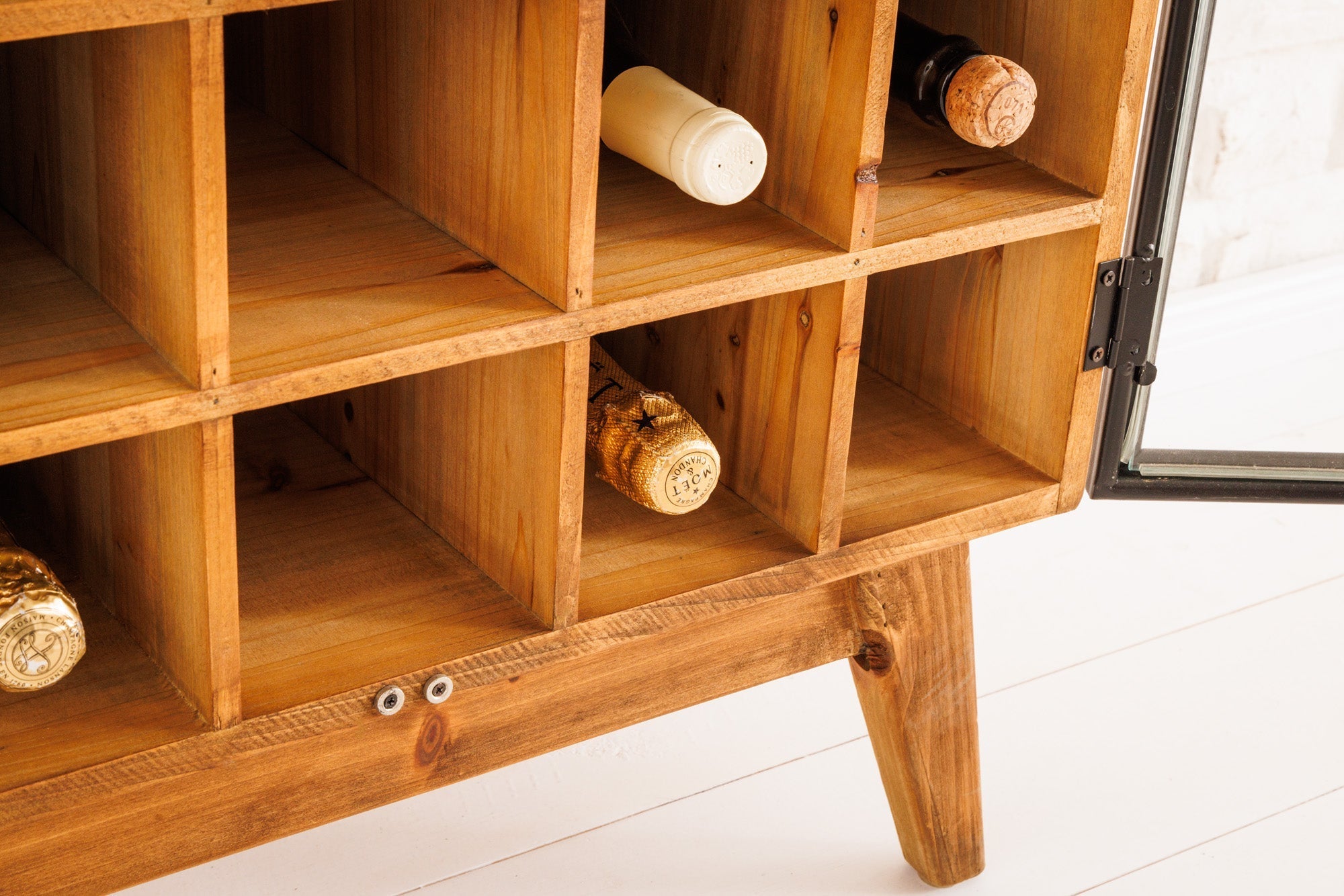 Vitrine solide SEVEN SEAS 150cm pin naturel portes industrielles meuble de bar en métal