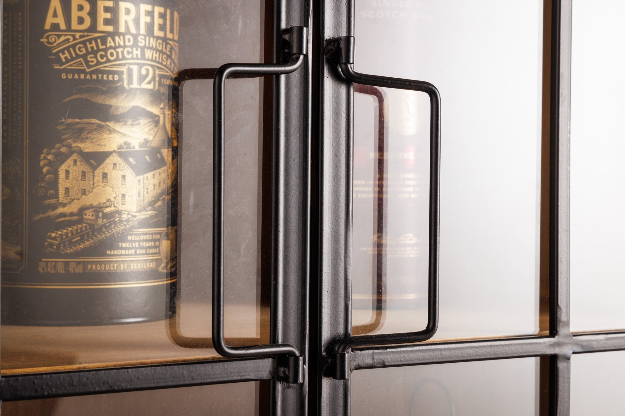 Vitrine solide SEVEN SEAS 150cm pin naturel portes industrielles meuble de bar en métal