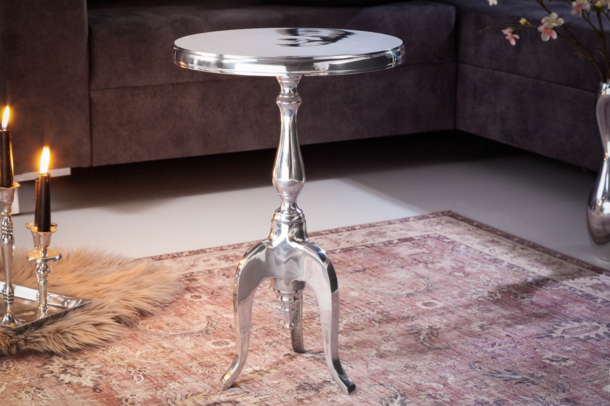 Elegante mesa auxiliar trípode SAVOY 55cm plata pulida con tapa redonda