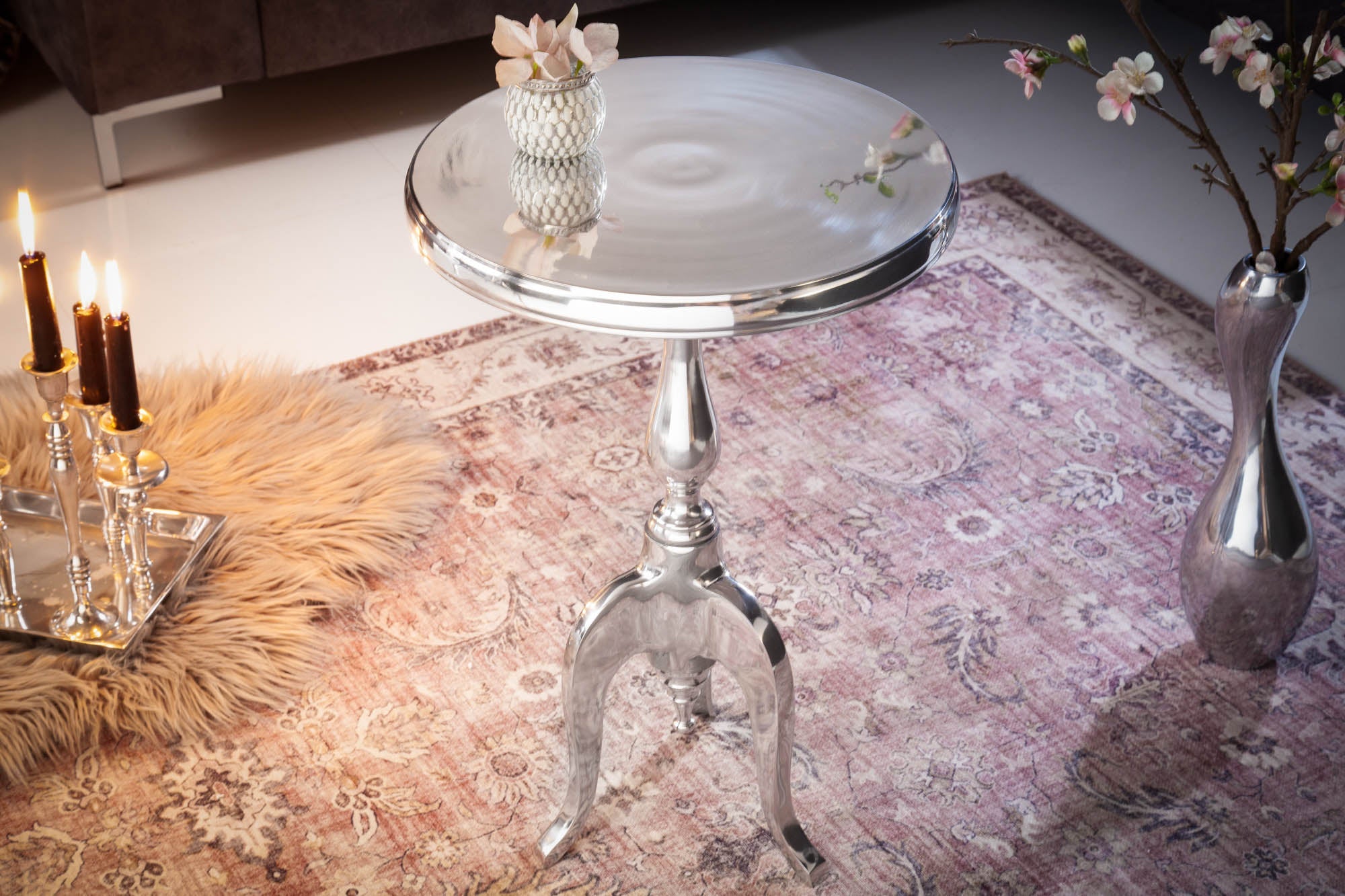 Elegante mesa auxiliar trípode SAVOY 55cm plata pulida con tapa redonda