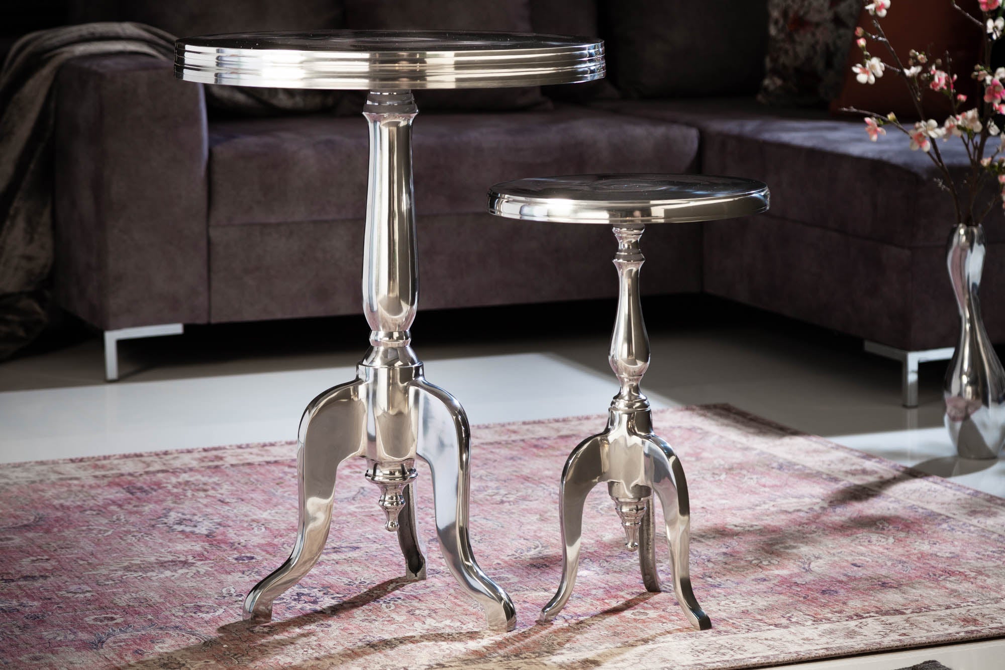 Elegante mesa auxiliar trípode SAVOY 55cm plata pulida con tapa redonda