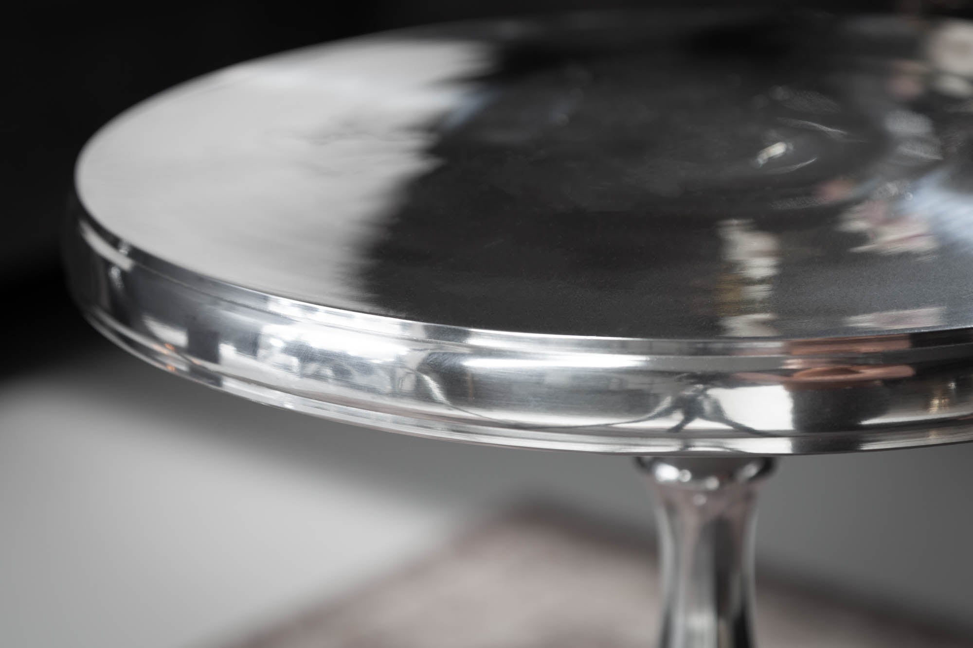 Elegante mesa auxiliar trípode SAVOY 55cm plata pulida con tapa redonda
