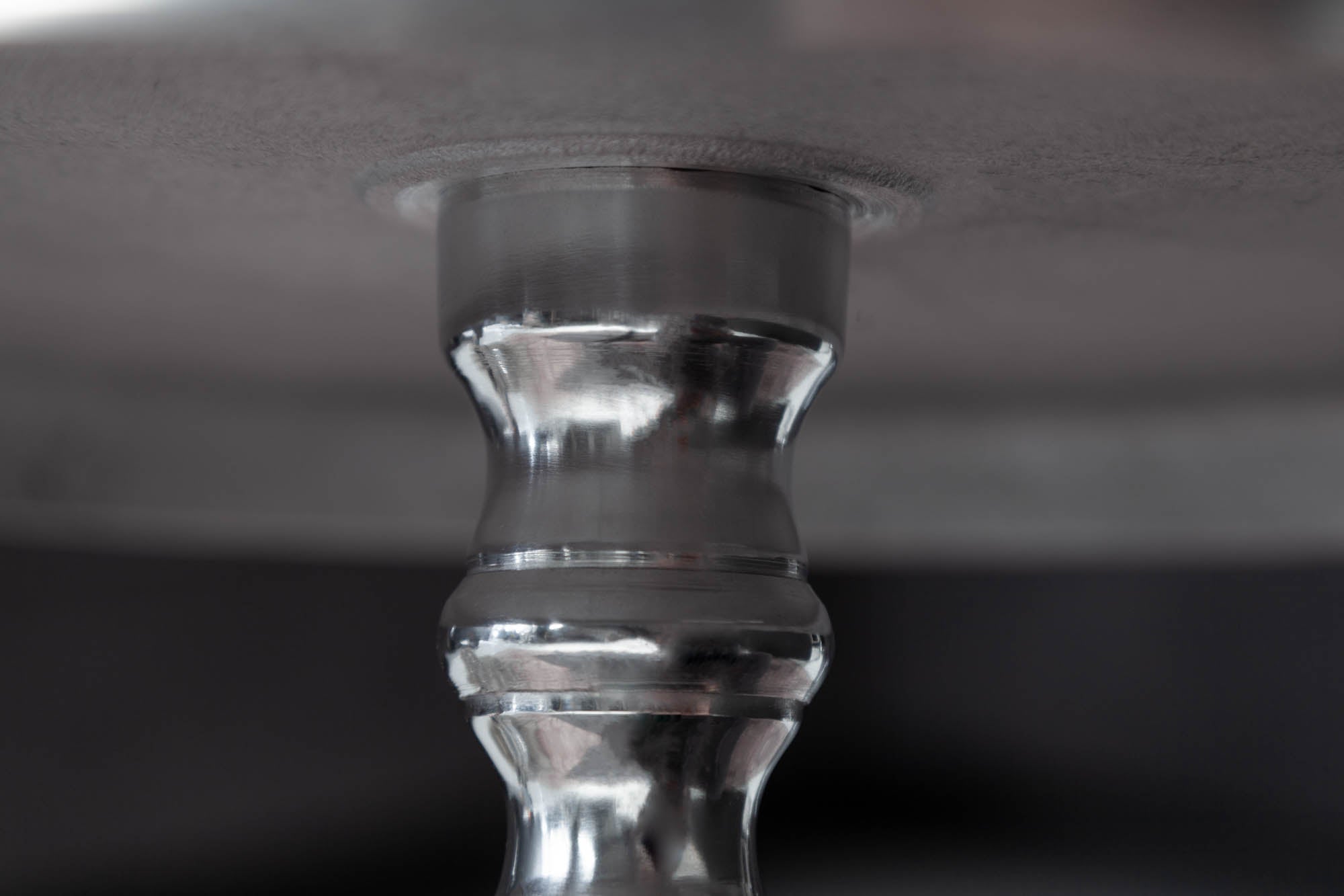 Elegante mesa auxiliar trípode SAVOY 55cm plata pulida con tapa redonda