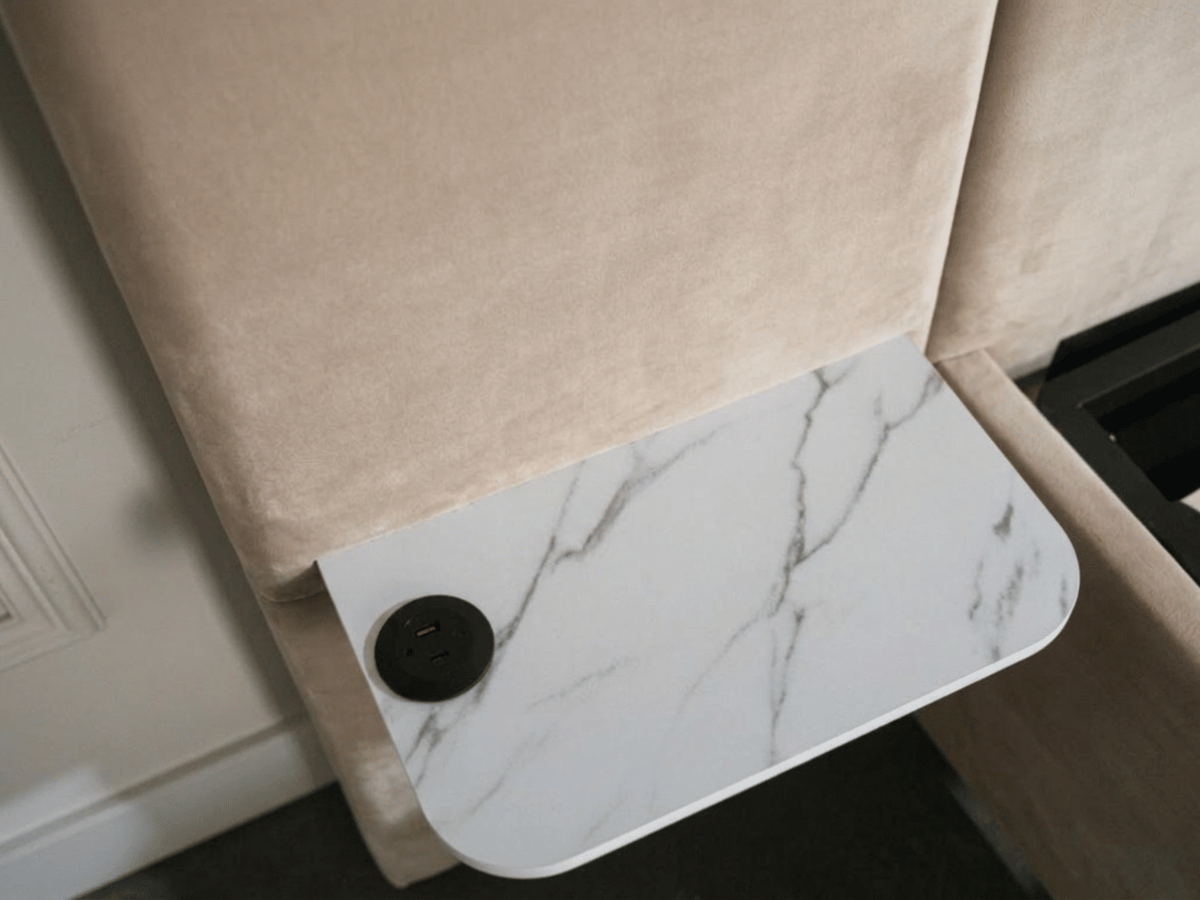 Lit Élysée – CosyPet Edition : tête de lit XXL, coffre, lumières, USB & tables de chevet incluses