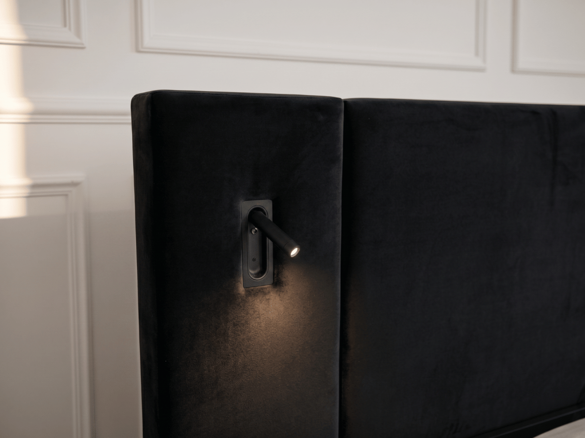 Lit Élysée – CosyPet Edition : tête de lit XXL, coffre, lumières, USB & tables de chevet incluses