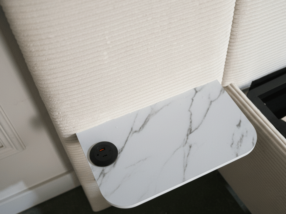 Lit Élysée – CosyPet Edition : tête de lit XXL, coffre, lumières, USB & tables de chevet incluses