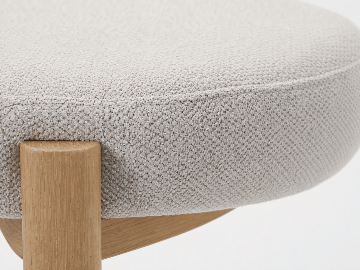 Lot de 4 chaises Odéon – assise ronde, dossier enveloppant & pieds effet bois