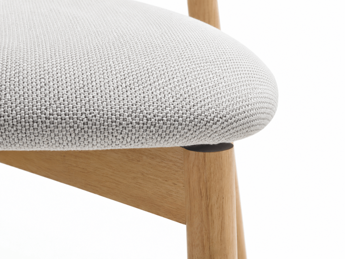 Lot de 4 chaises Varenne – bois clair, tissu doux et lignes élégantes