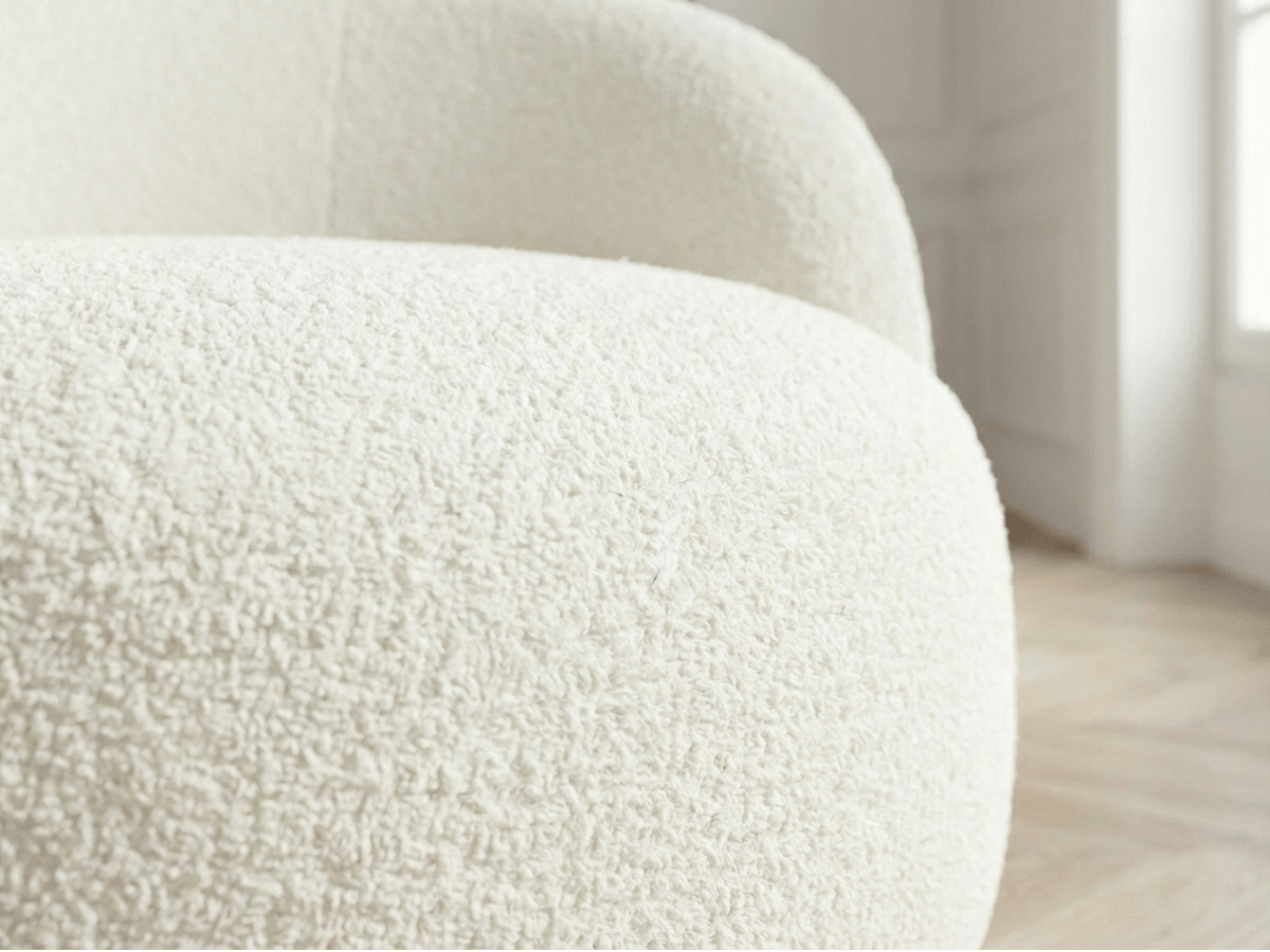 Fauteuil rotatif cocooning en bouclette blanche – Luma