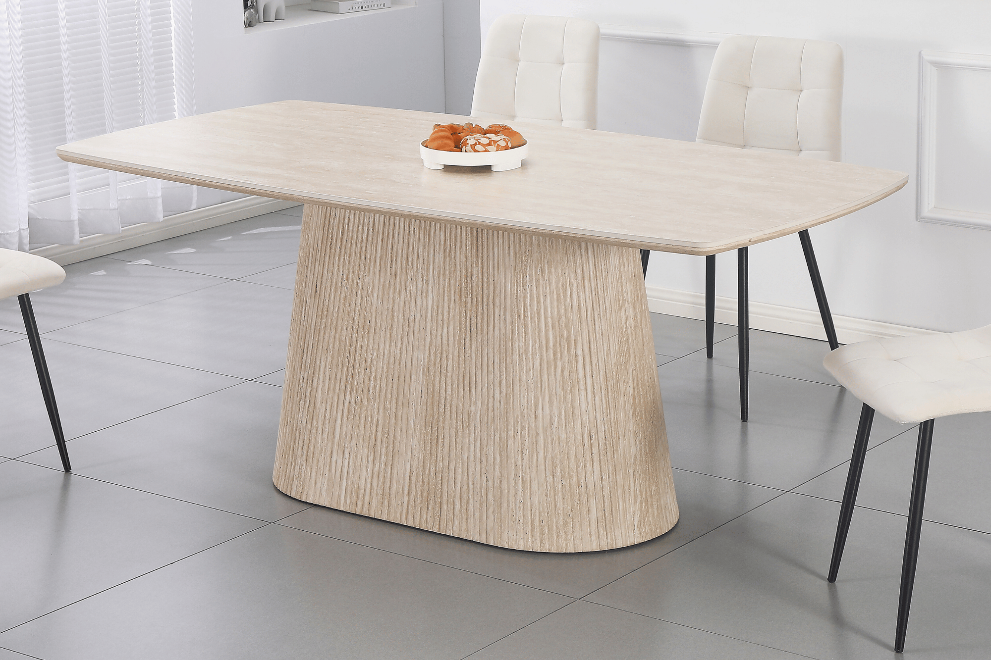 Table à manger Dona – Plateau effet céramique travertin & pieds métal décor bois strié – 180 cm