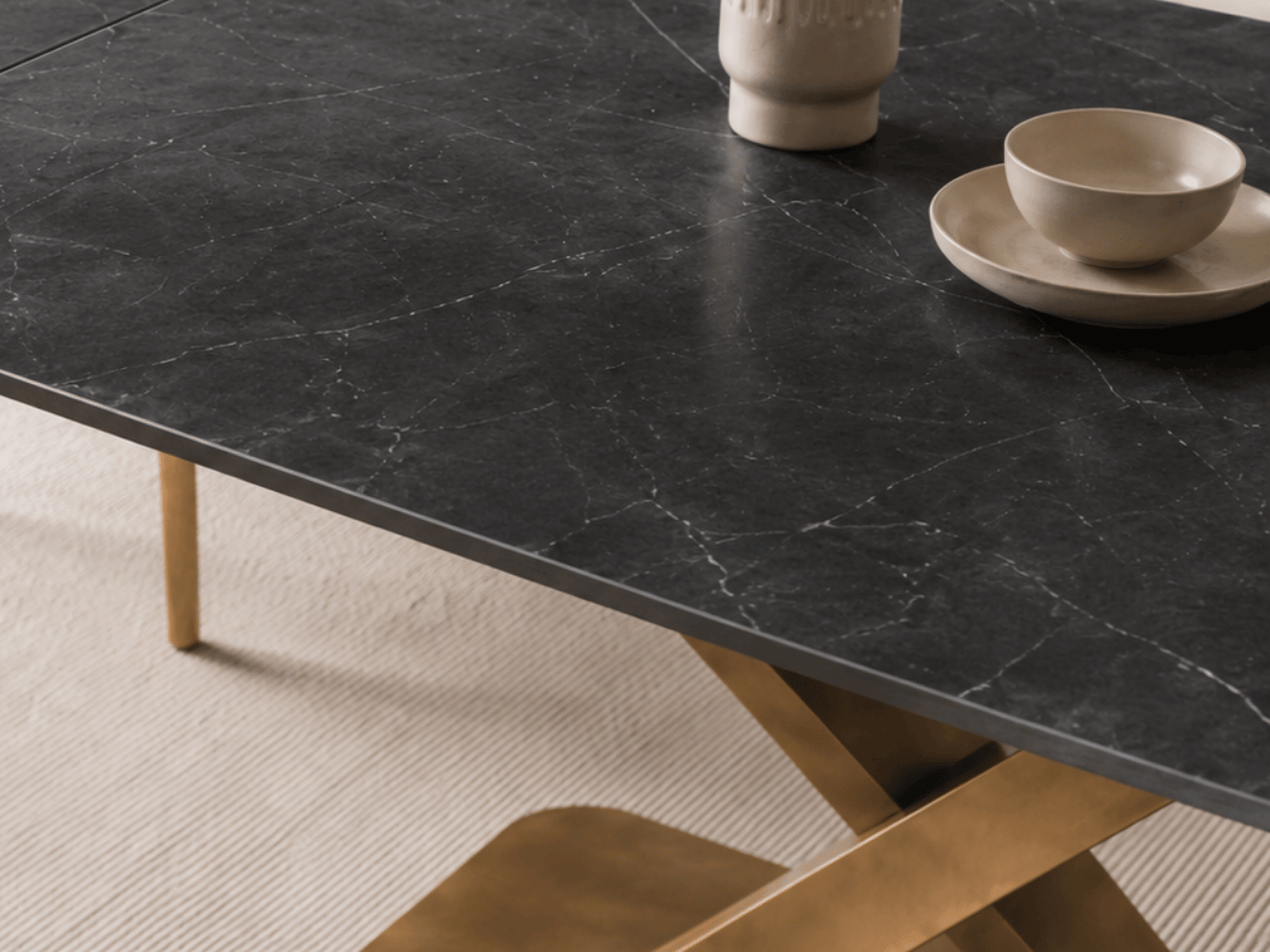 Table à manger extensible AUREA – Céramique effet marbre noir & pied croisé doré – 180/260 x 90 cm