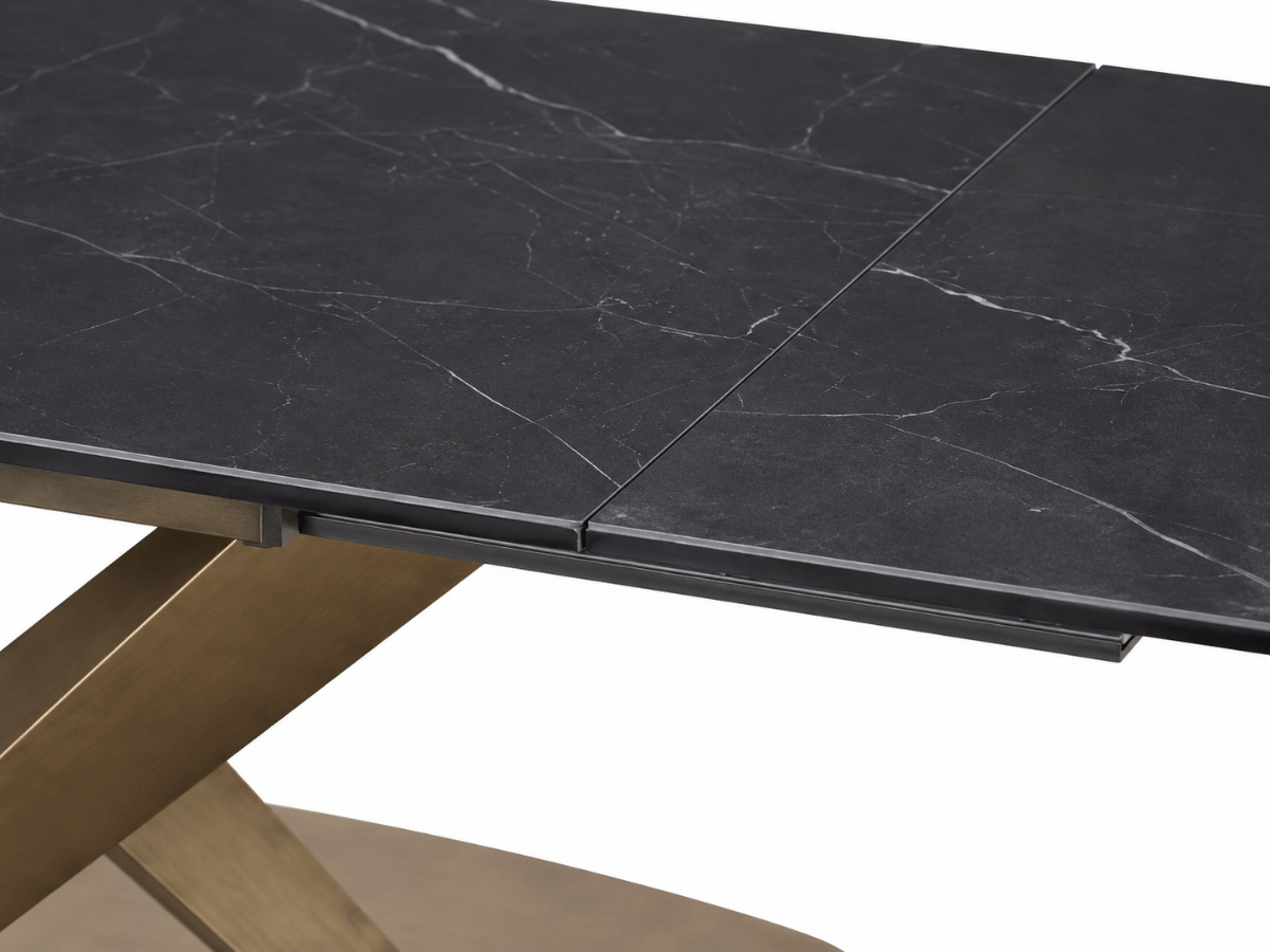 Table à manger extensible AUREA – Céramique effet marbre noir & pied croisé doré – 180/260 x 90 cm