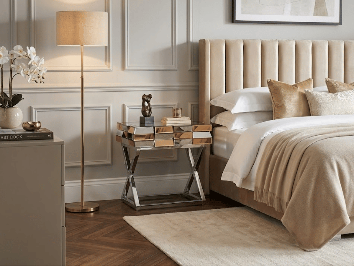 Mesita de noche LUXOR – Cristal y espejos dorados, base cromada