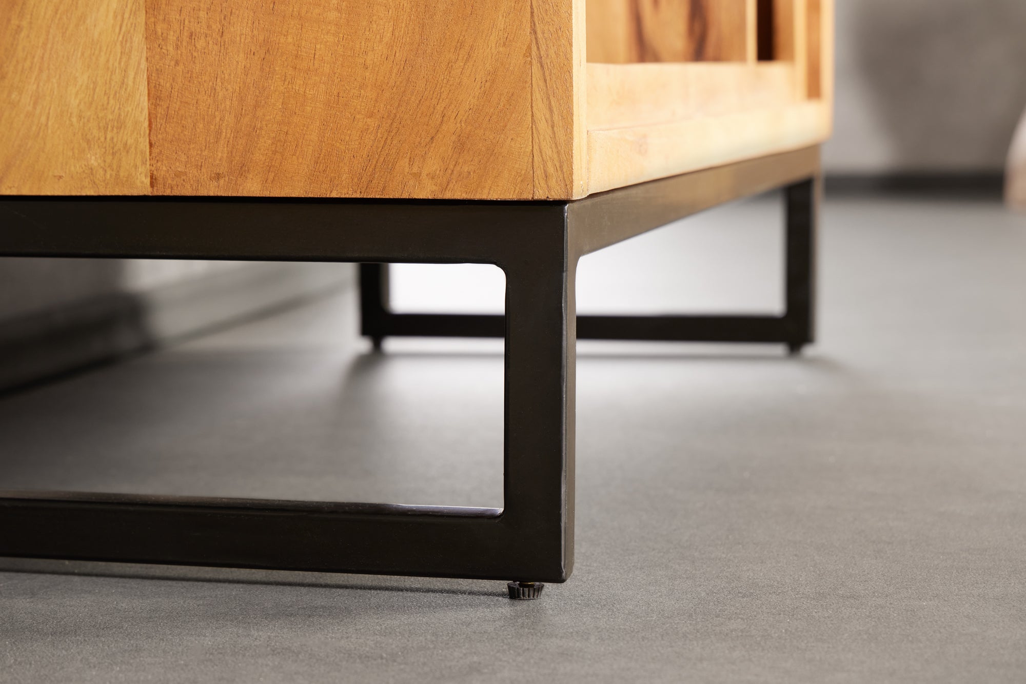 Bibliothèque en bois massif CUBUS 190cm acacia finition miel pieds métal étagère sur pied noire