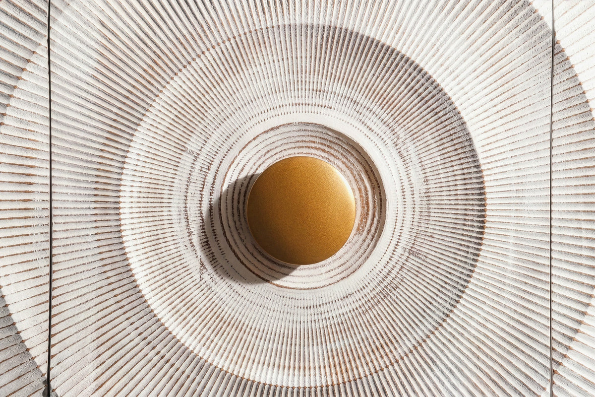 Buffet artisanal GOLDEN SUNSET 140cm blanc avec sculptures 3D pieds en métal bois de manguier doré