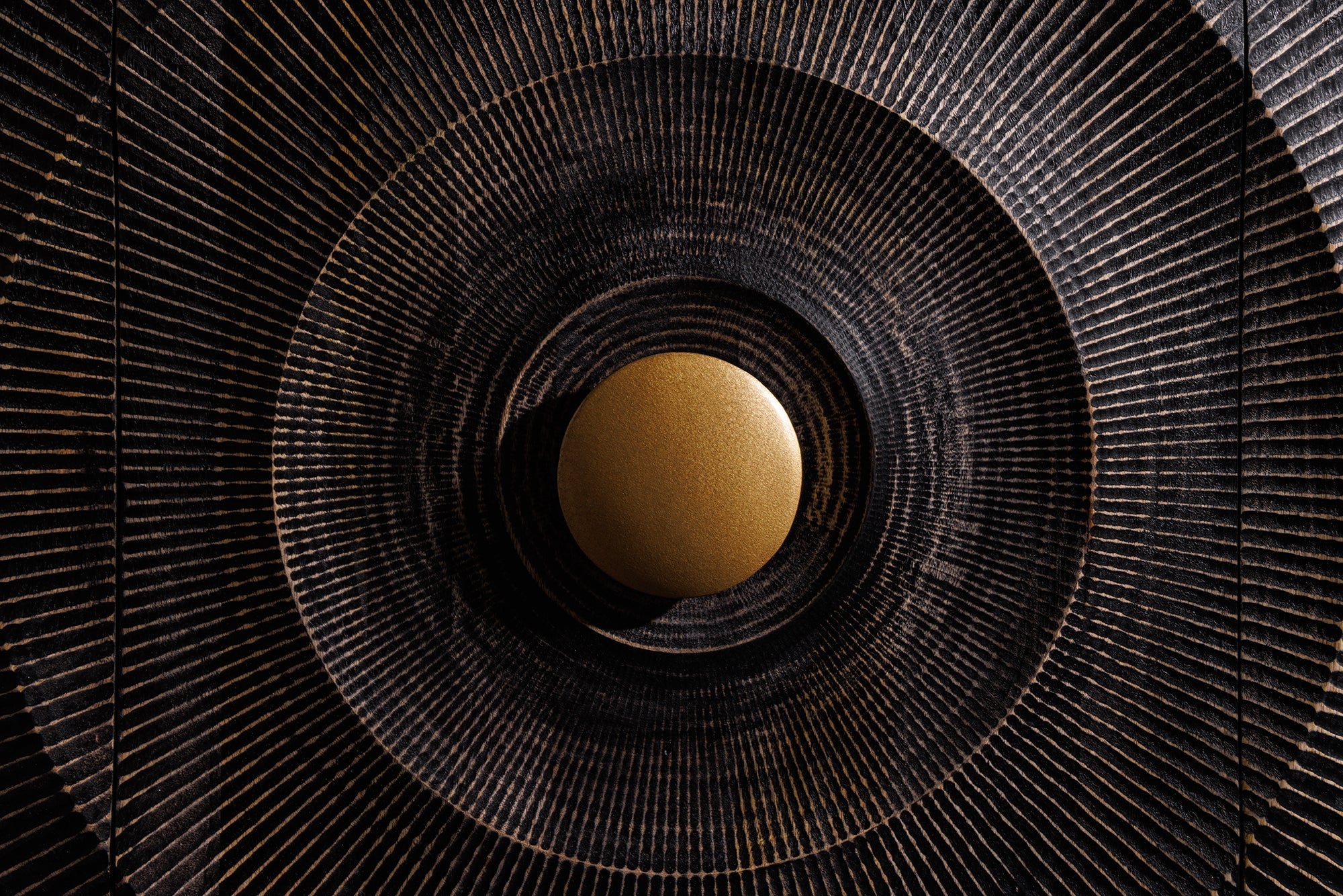 Buffet artisanal GOLDEN SUNSET 140cm noir avec sculptures 3D pieds en métal bois de manguier doré