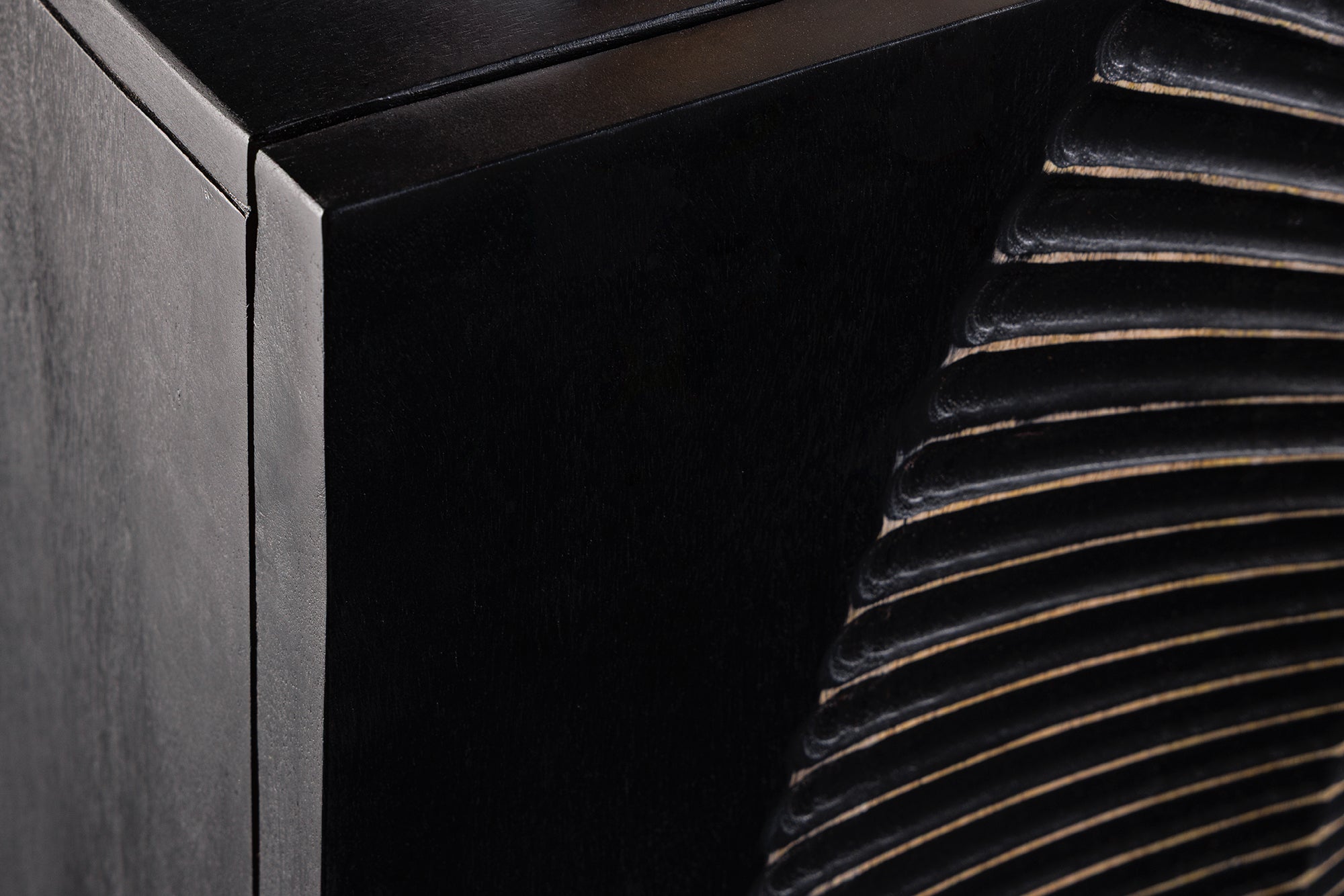Buffet artisanal GOLDEN SUNSET 140cm noir avec sculptures 3D pieds en métal bois de manguier doré