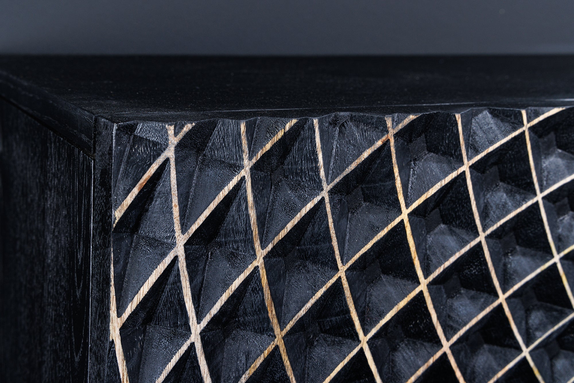 Buffet design ILLUSION 180cm en bois de manguier massif noir avec sculptures 3D structure en métal fer doré