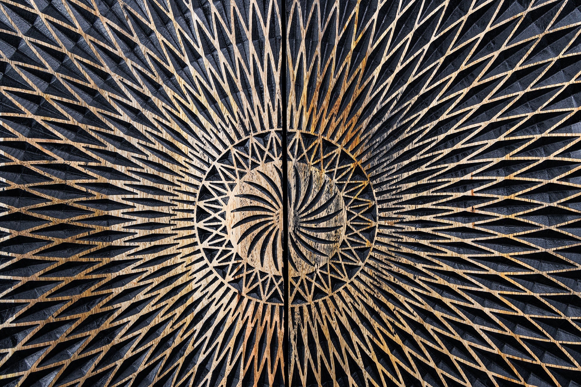 Buffet design ILLUSION 180cm en bois de manguier massif noir avec sculptures 3D structure en métal fer doré