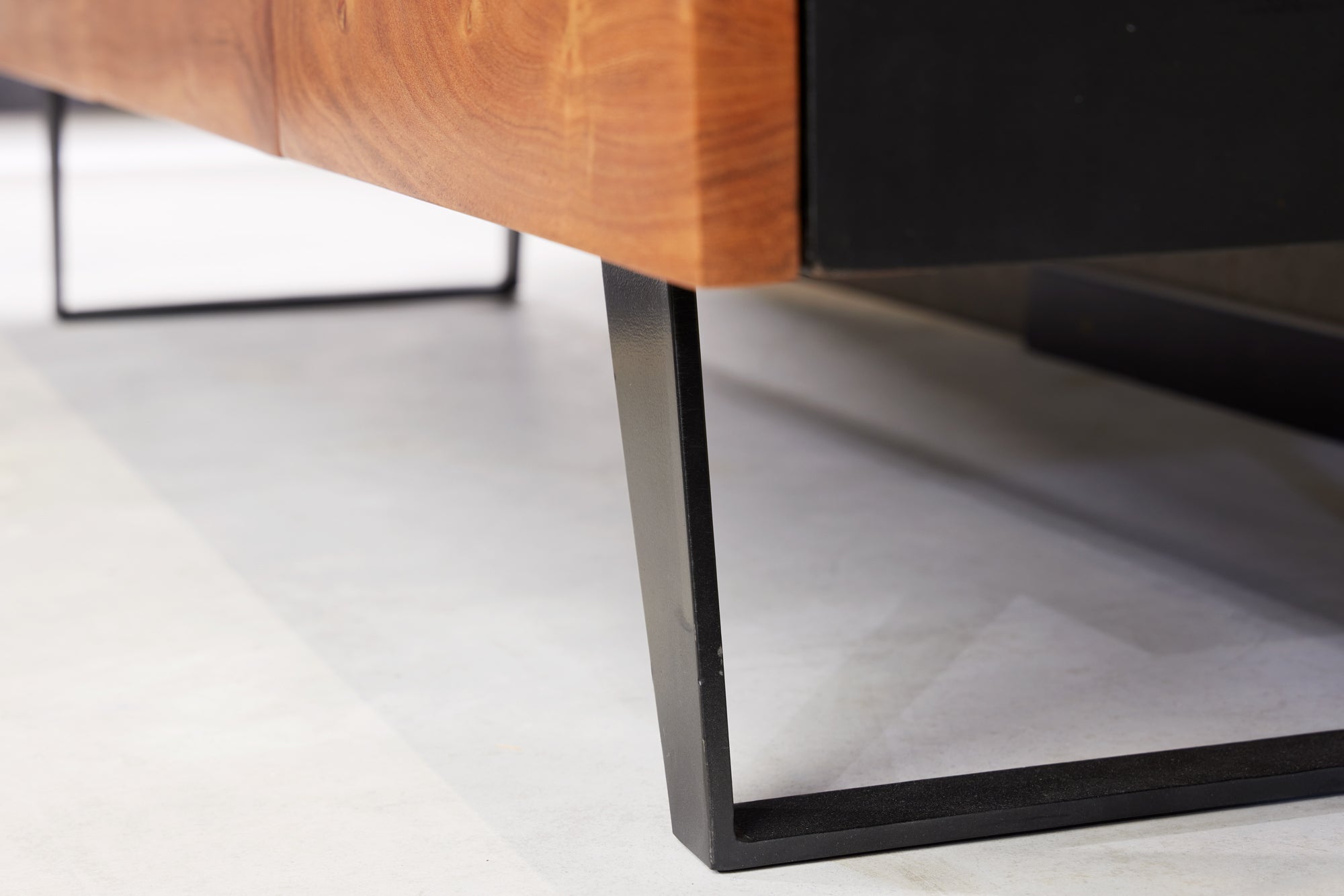 Buffet design industriel ORGANIC ARTWORK 180cm structure en fer et bois d’acacia massif