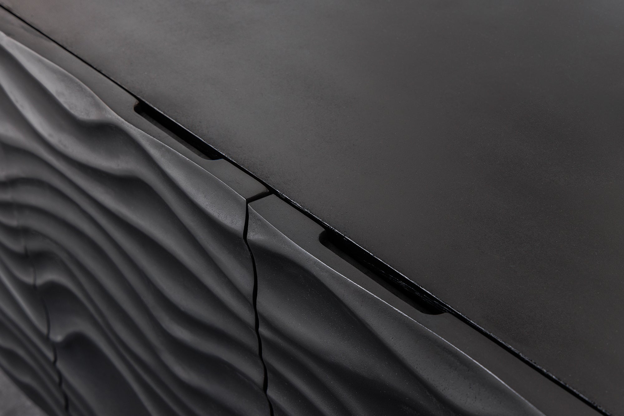 Buffet design WAVE 160cm en manguier noir massif pieds métal doré mat