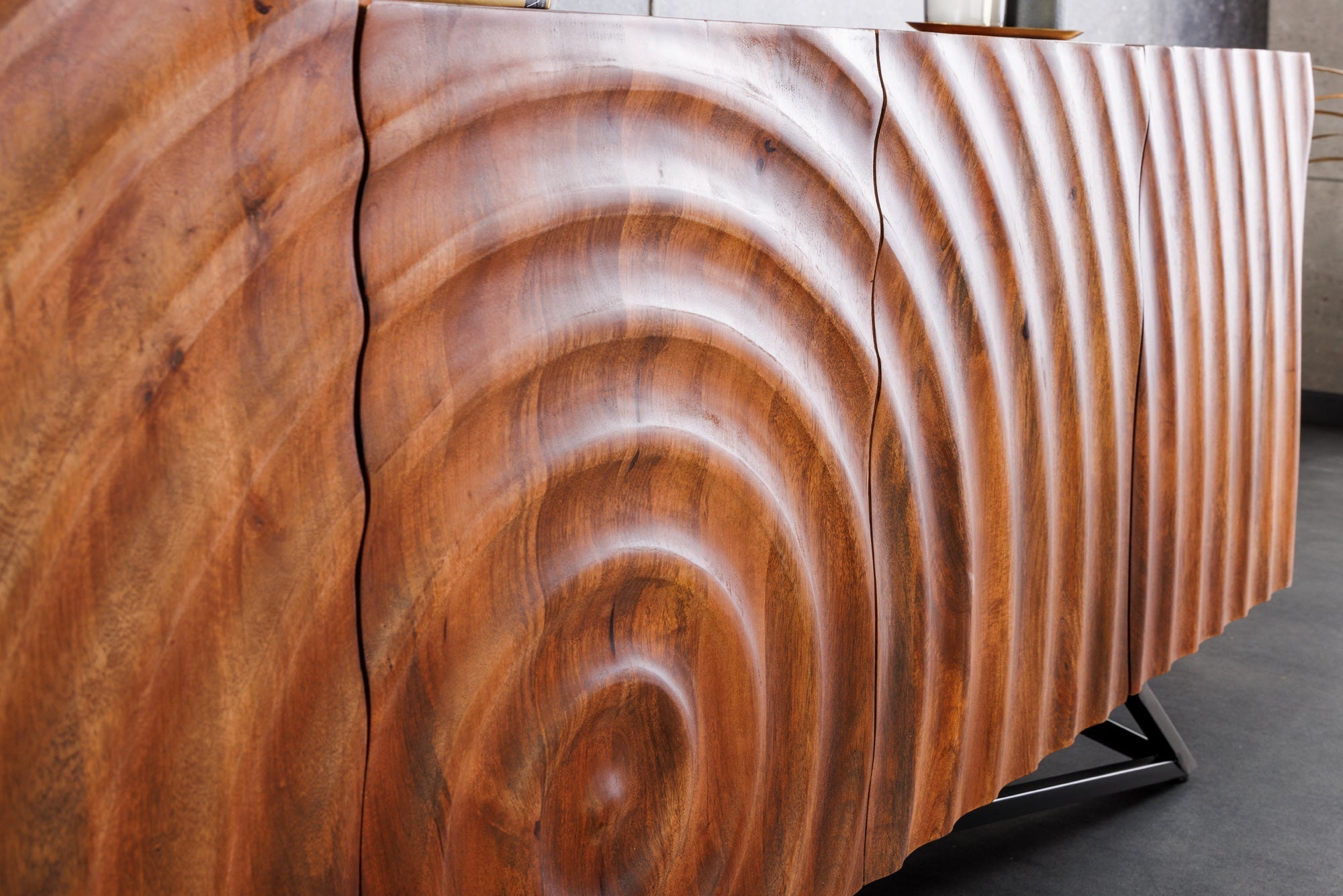 Buffet design ZEN 180cm en bois de manguier marron avec sculptures 3D structure en métal noir fait main