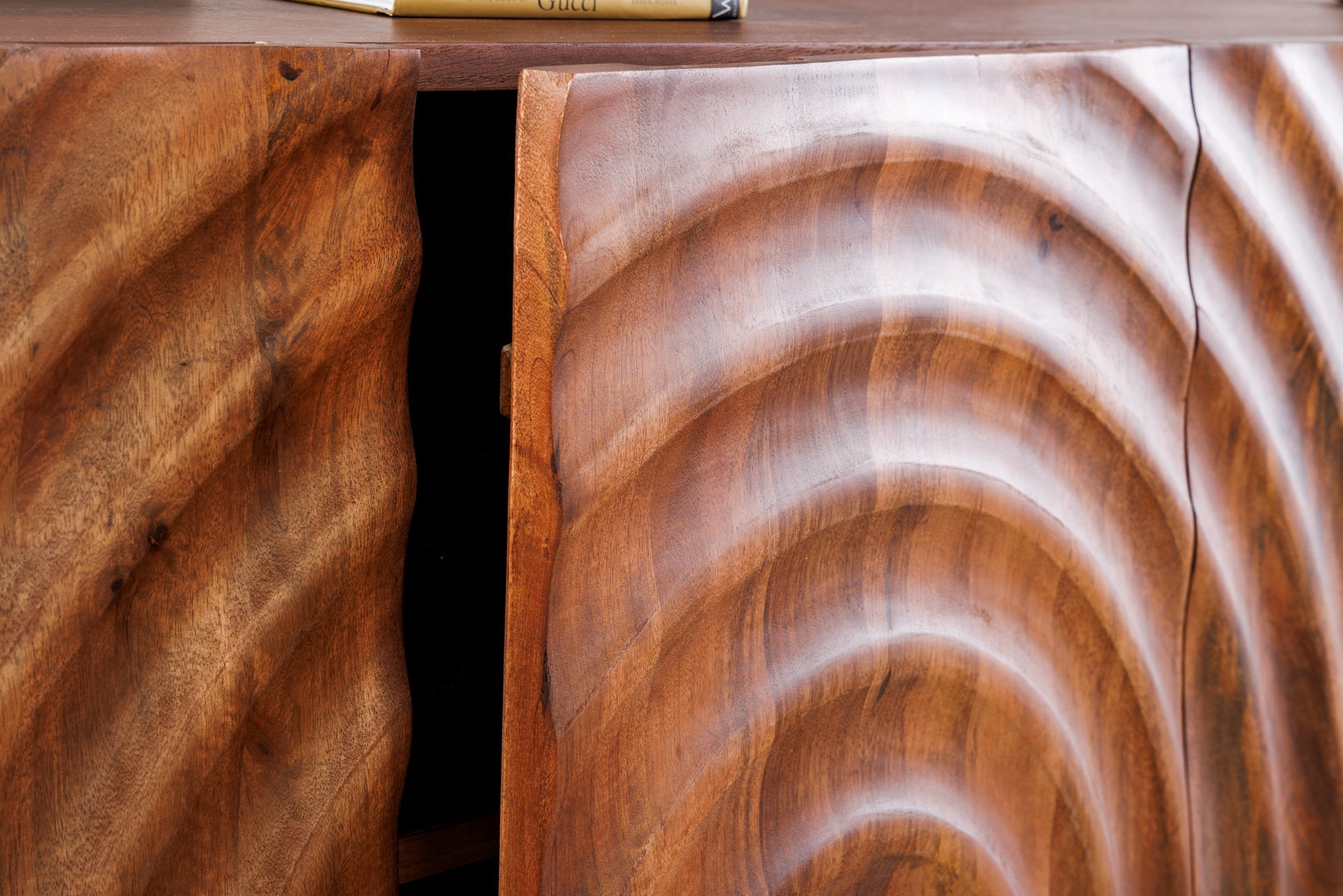 Buffet design ZEN 180cm en bois de manguier marron avec sculptures 3D structure en métal noir fait main