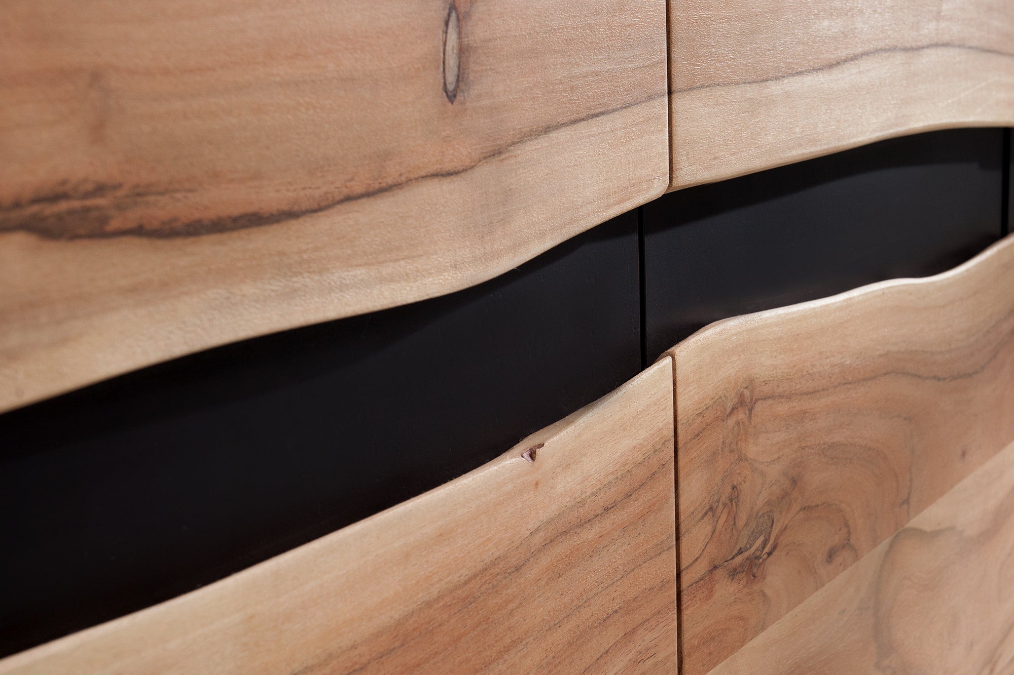 Buffet en bois massif AMAZONAS 150cm acacia naturel métal noir bord d’arbre